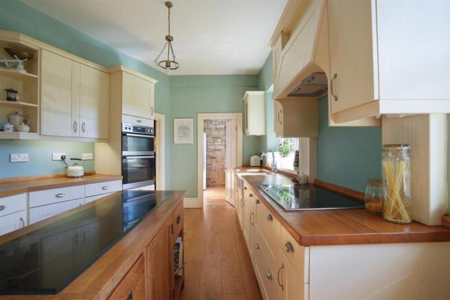 6 bed Semi-Detached for sale Image 9