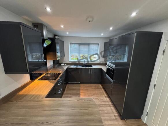 3 bed Town House to rent Image 5