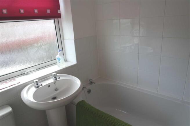 Bathroom/ WC: