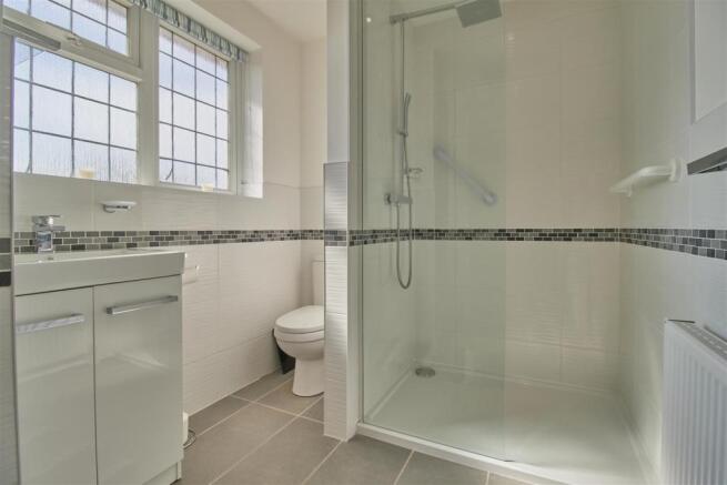 Family Shower Room to Front