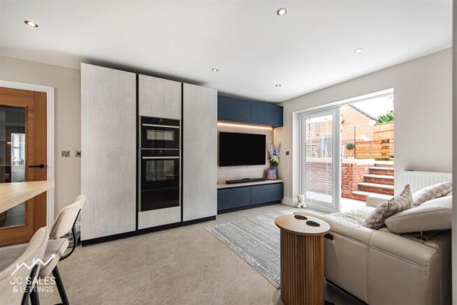 4 bed Detached for sale Image 8