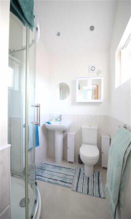EN-SUITE SHOWER ROOM