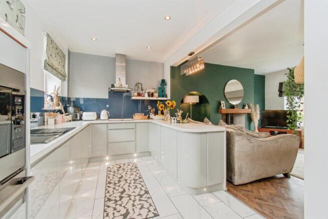 2 bed Semi-Detached for sale Image 4