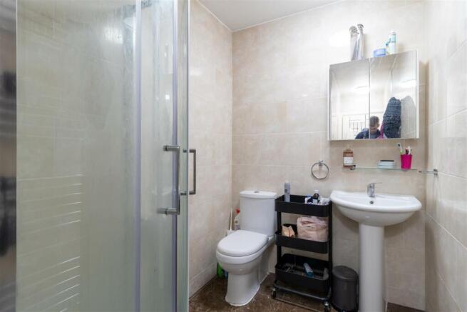 8 bed House to rent Image 5