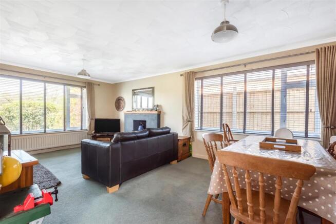 Sitting/Dining Room.jpg