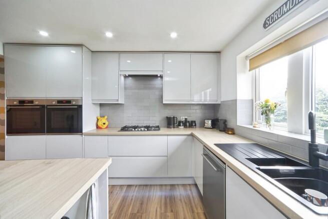 5 bed Detached for sale Image 6