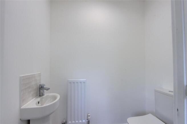 5 bed Detached for sale Image 9