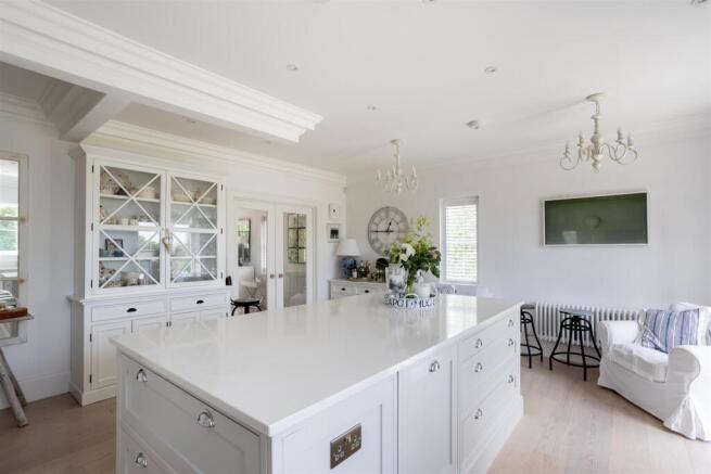 5 bed Town House for sale Image 8