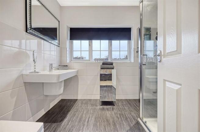 48 Parkfields En Suite 1.jpeg
