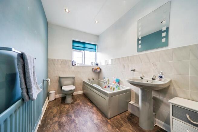 6 bed Detached for sale Image 9