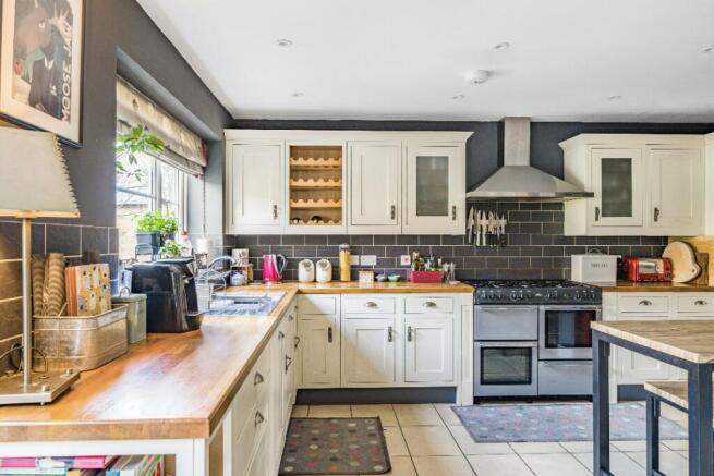 6 bed Detached for sale Image 6