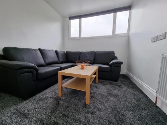 4 bed Flat to rent Image 4