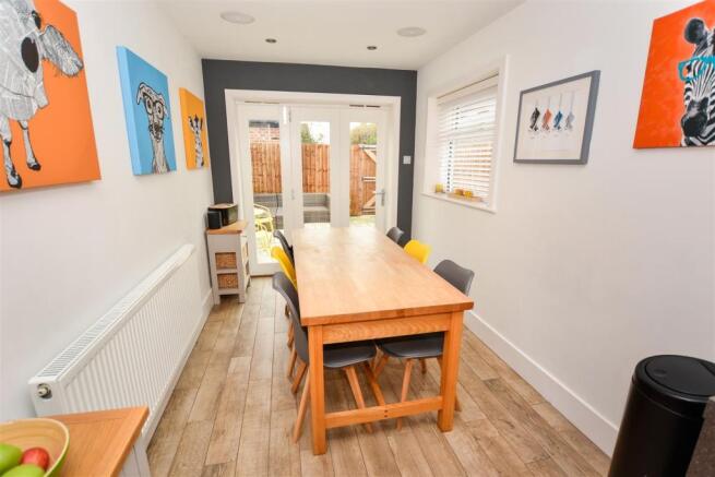 STUNNING FITTED KITCHEN / DINING ROOM