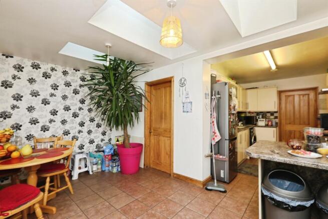 4 bed Semi-Detached for sale Image 8