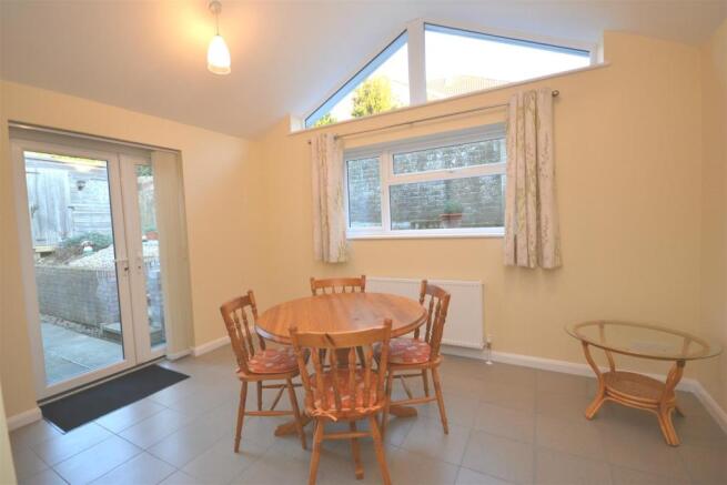 Dining Area a.jpg