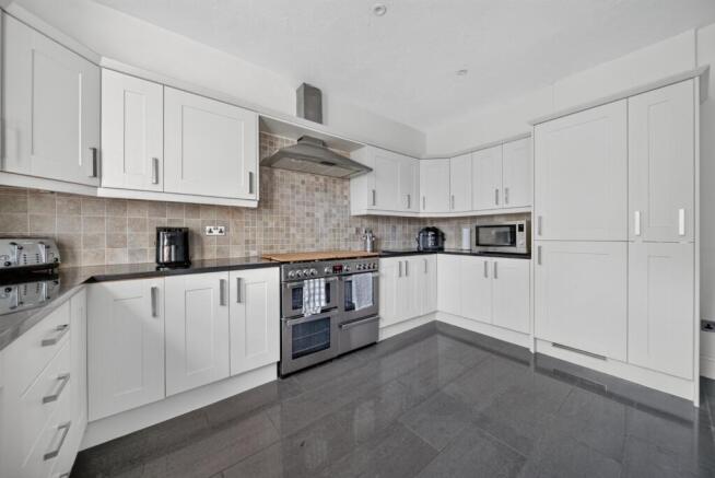 4 bed Detached for sale Image 10