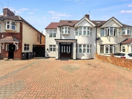 Burns Way, Hounslow, TW5