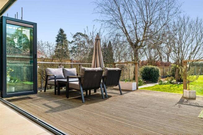 22 Wootton Hill Road Interior-17 Decking.jpg