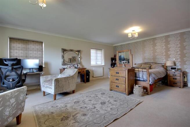 6 bed Detached for sale Image 10
