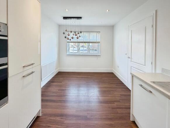 4 bed Detached to rent Image 4