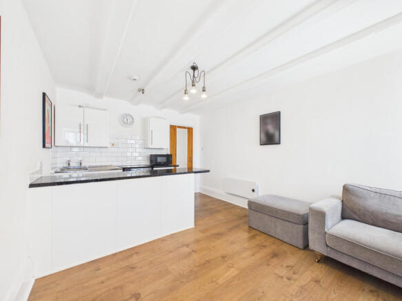 Studio to rent Image 6