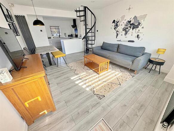 LIVING/DINING AREA