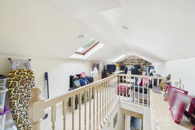 5 bed Detached for sale Image 6