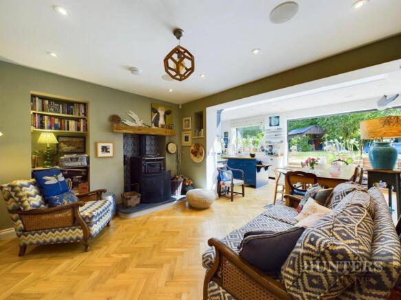 6 bed Detached for sale Image 11