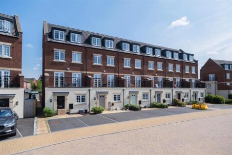 Curzon Avenue, Winnington