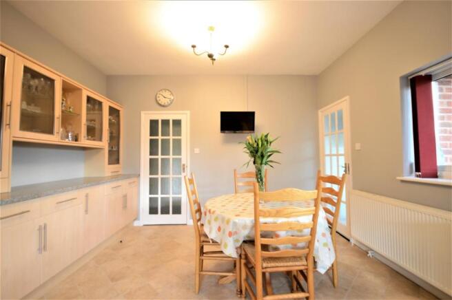 Dining Area Albert.JPG