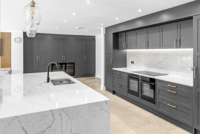 5 bed Detached for sale Image 7