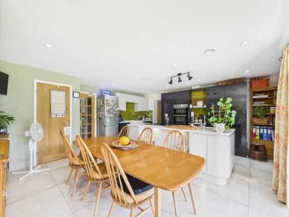 Kitchen/Breakfast Area