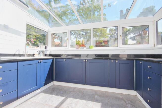 5 bed Detached for sale Image 8