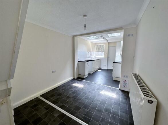 Kitchen/Dining Room: