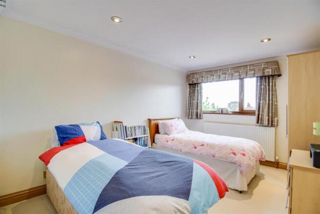 5 bed Detached for sale Image 12