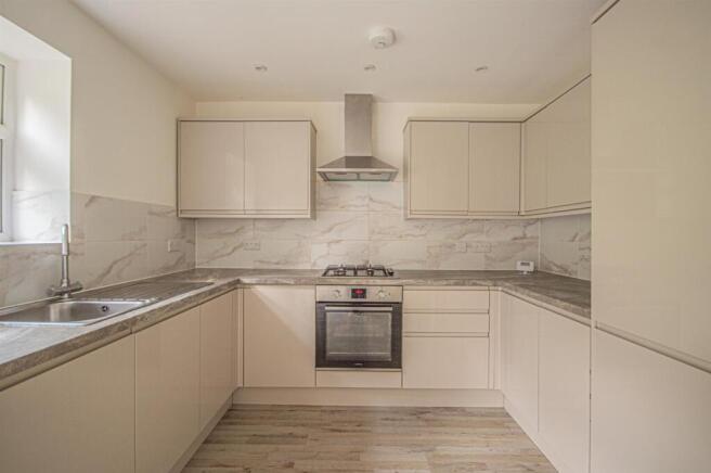 4 bed Detached to rent Image 5