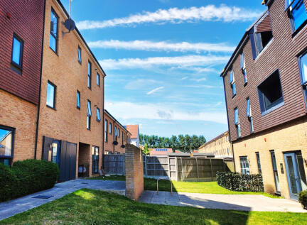 Fullerton Avenue, Dagenham, RM8