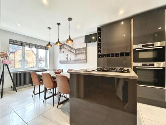 5 bed House for sale Image 6