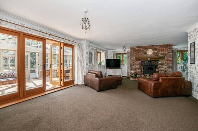5 bed Detached for sale Image 11
