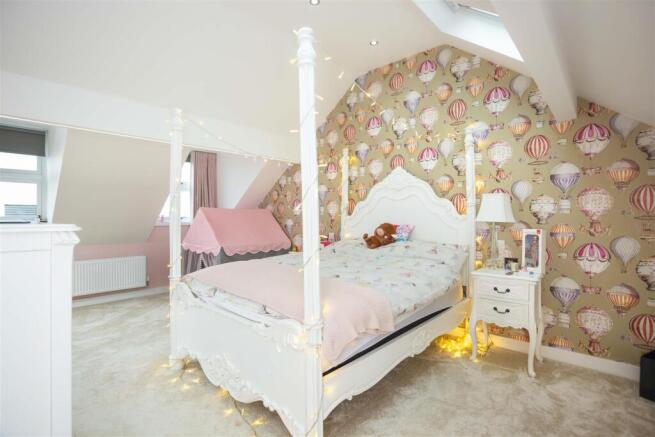 5 bed Detached for sale Image 8
