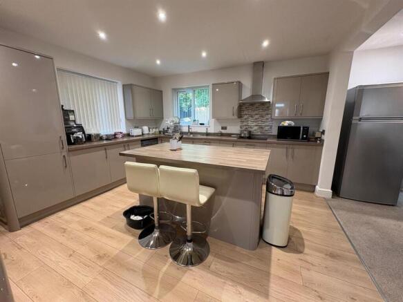 4 bed Detached for sale Image 7