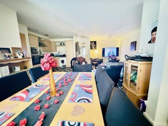 2 bed Flat for sale Image 6