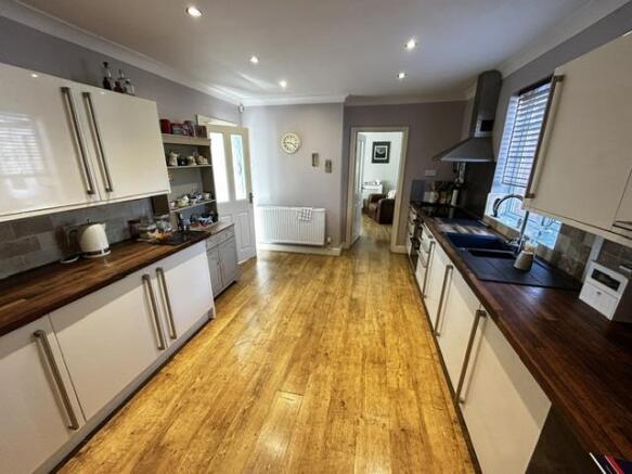 4 bed Semi-Detached for sale Image 4