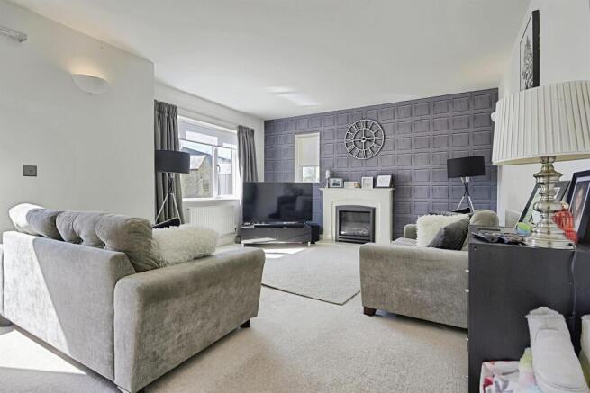 5 bed Detached for sale Image 7