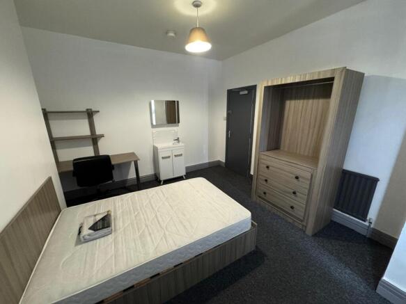 5 bed House to rent Image 10