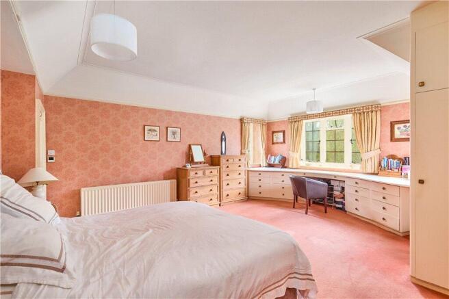 5 bed Detached for sale Image 7