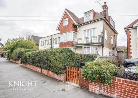 2, 165 Deyne Court, Connaught Avenue, Frinton-on-sea CO13 9AH