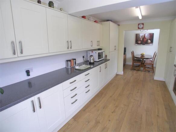 FITTED KITCHEN