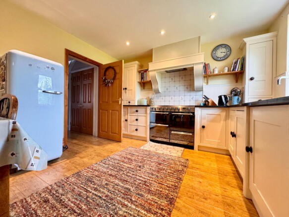 4 bed Semi-Detached for sale Image 4