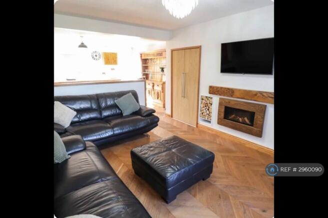 2 bed Terraced to rent Image 4